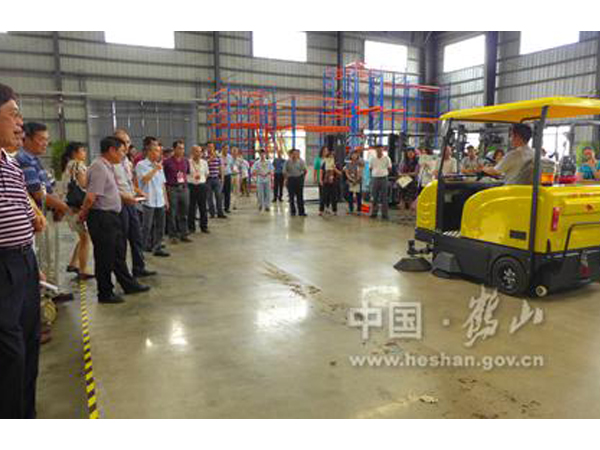 向省、市領(lǐng)導(dǎo)展示操作牛力電動掃地車